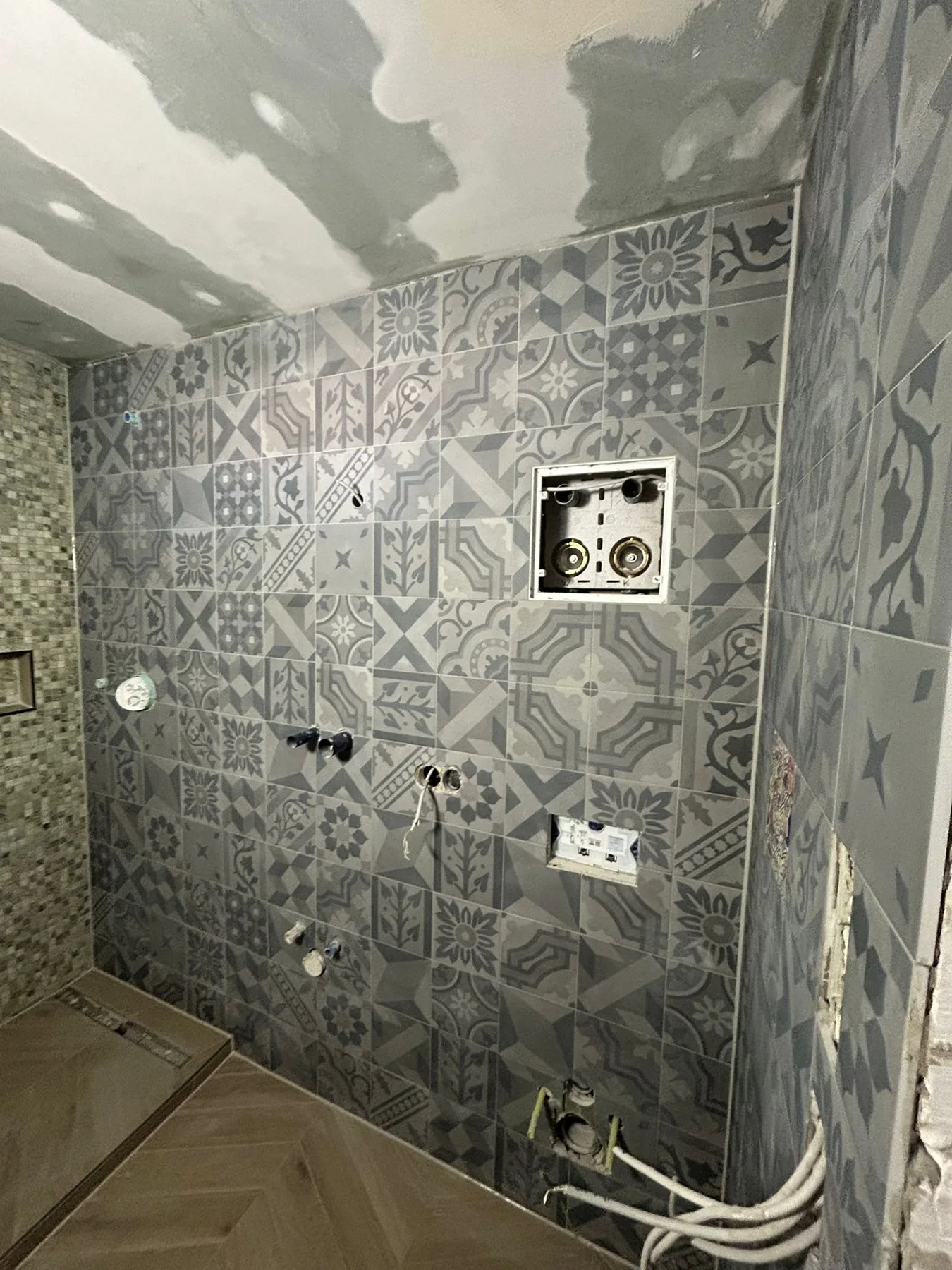 Badsanierung München – Wand mit Patchwork-Musterfliesen