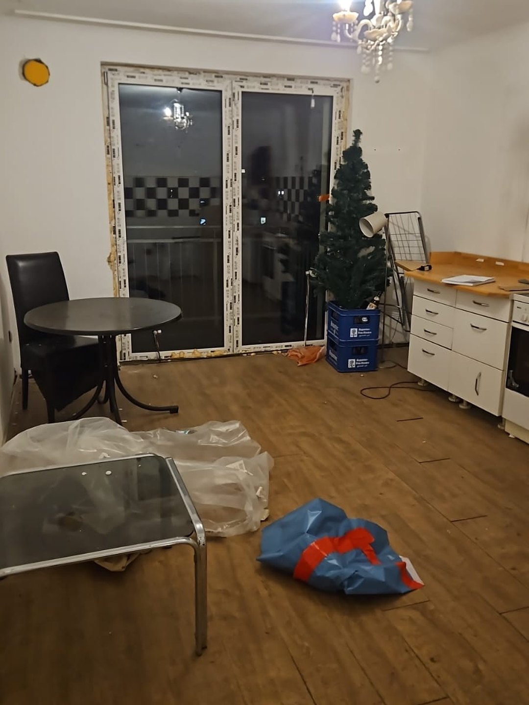 Wohnraum mit Balkontür vor der Sanierung