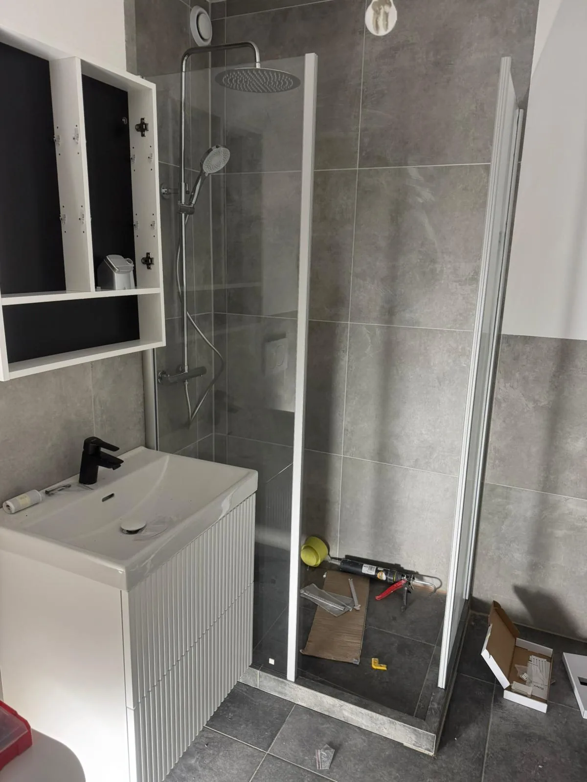 Badsanierung München-Hofbrunnstraße – modernes Bad in Beton-Optik mit Walk-in-Dusche