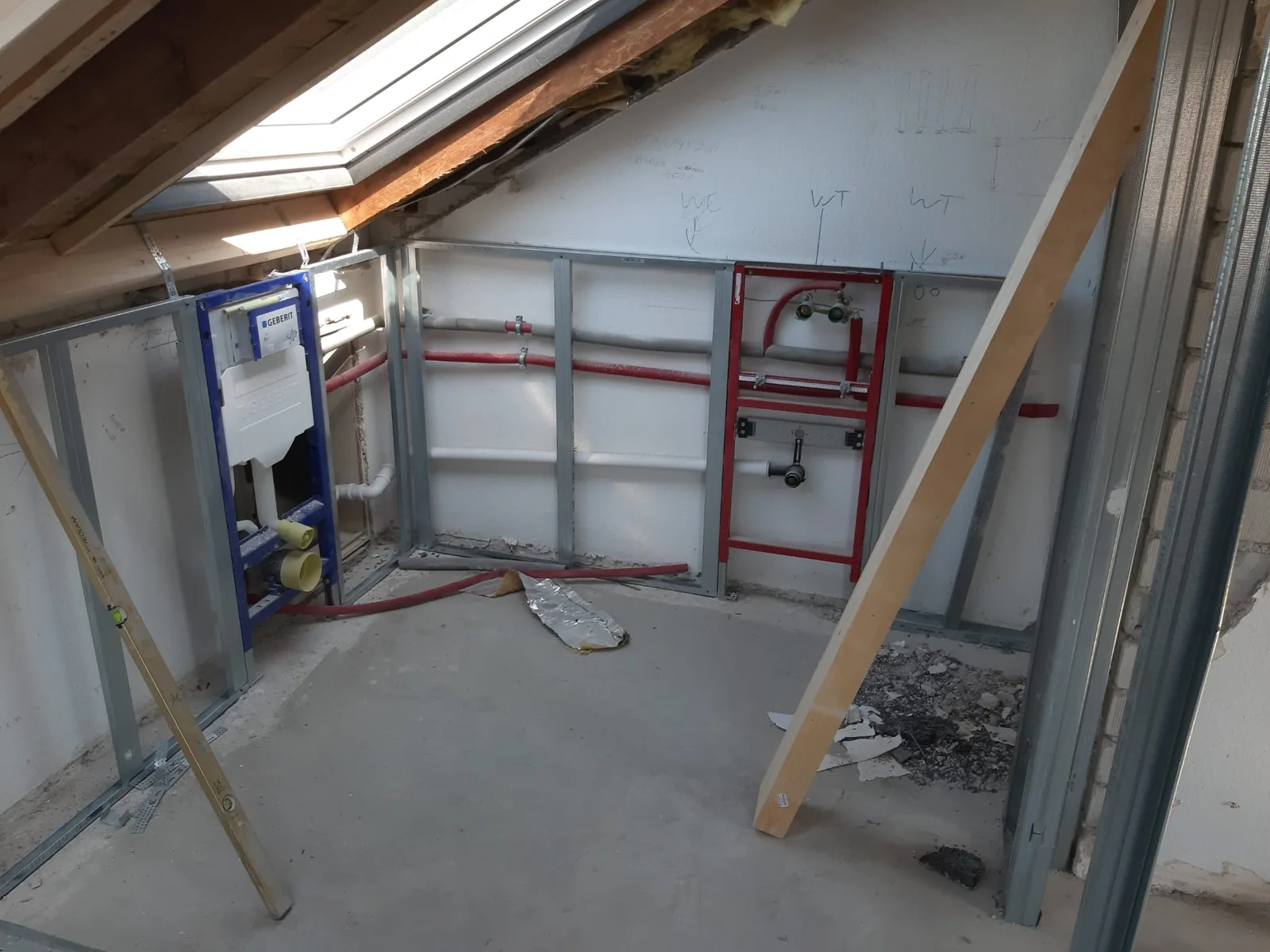 Trockenbau in Ottobrunn – Metall-Ständerwerk und Vorwandinstallation im Dachgeschoss