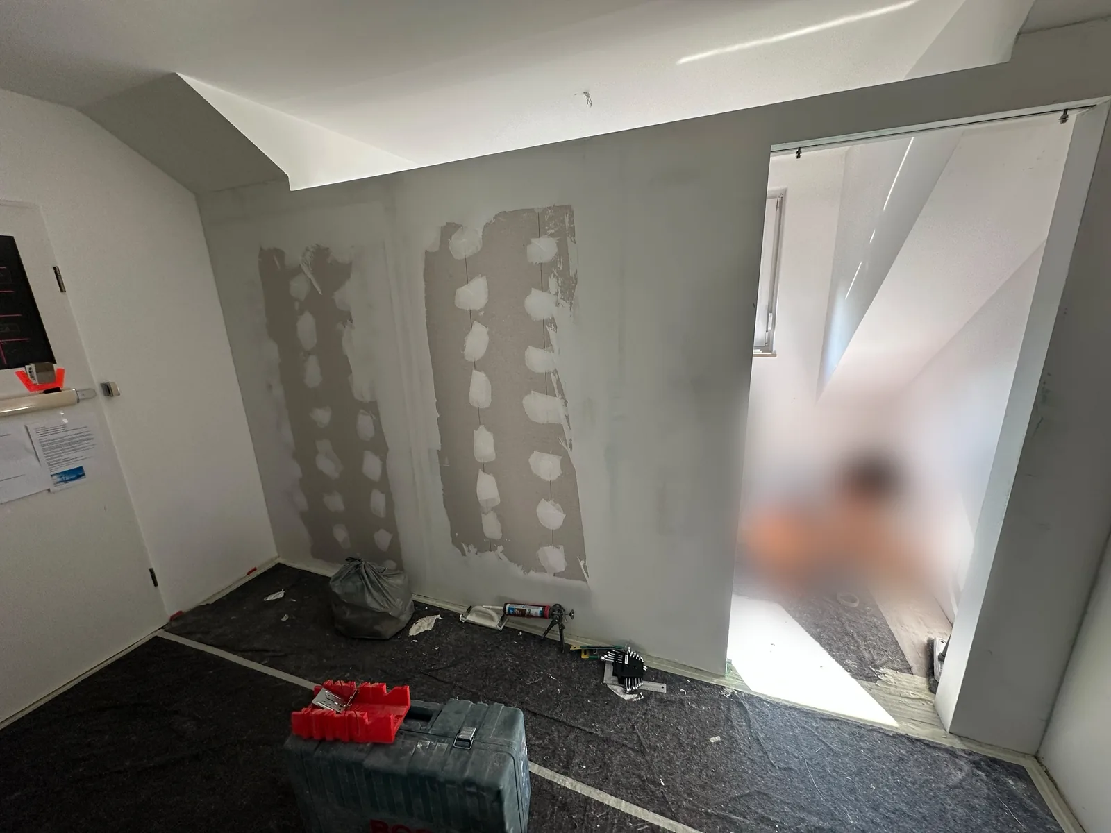 Trockenbau im Dachgeschoss in München-Trudering – verspachtelte Trockenbauwand mit Durchgang